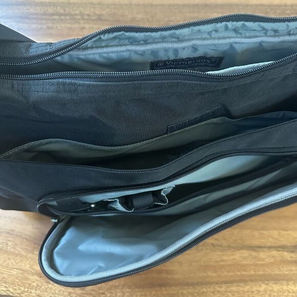 Victorinox Swiss Army Expandable Crossbody Messenger Bag Black Adjustable Strap - Picture 10 of 10